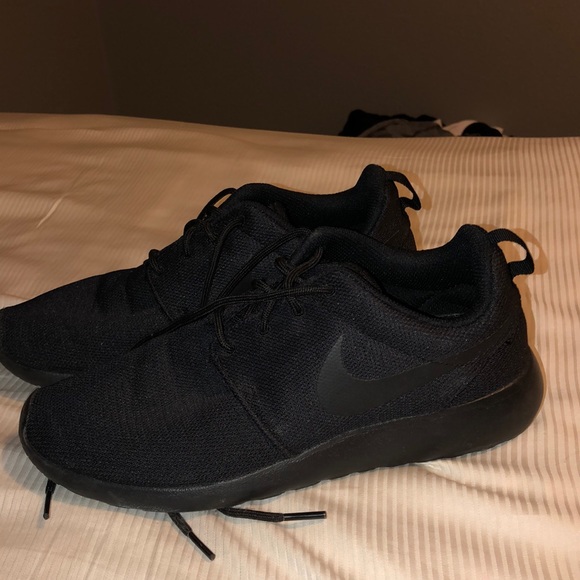 womens all black roshes